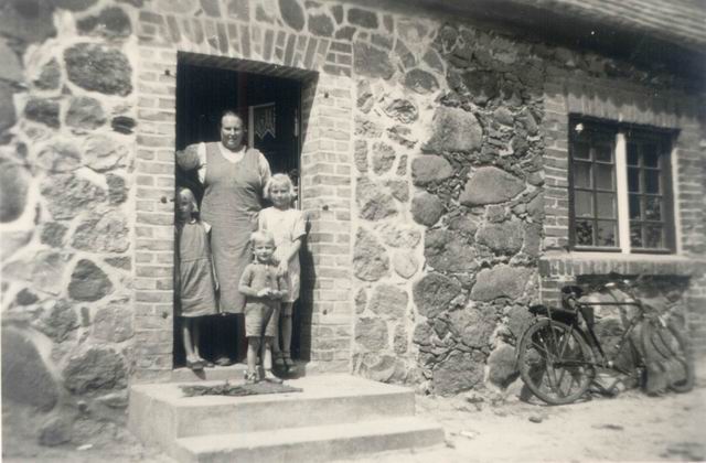 Familie Lange- Else Lange geb. Mellahn und die Kinder Herta, Ursula und Adolf