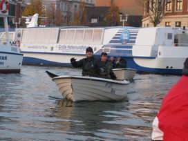 Janosch und Martin bei der Ausfahrt am morgen aus dem Hafen