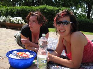 Moni und Manu relaxen in der Sonne
