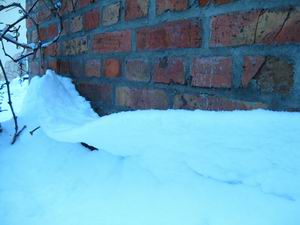 Schnee an der Fasade