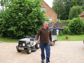 Uwe bringt Tische und Bnke