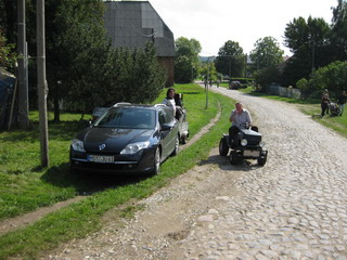 Uwe und Frank machen den DJ-Wagen fertig