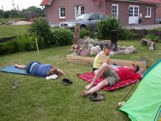 alle liegen irgendwo im Garten rum