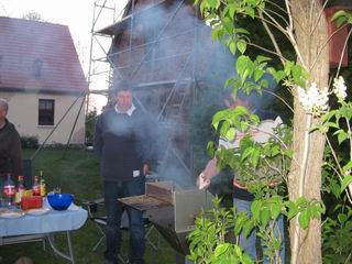 der Grill raucht schon