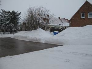 die Einfahrt taut, es schneit aber